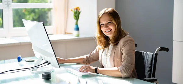 Empresária Deficiente Usando Computador Desktop Mesa Escritório — Fotografia de Stock