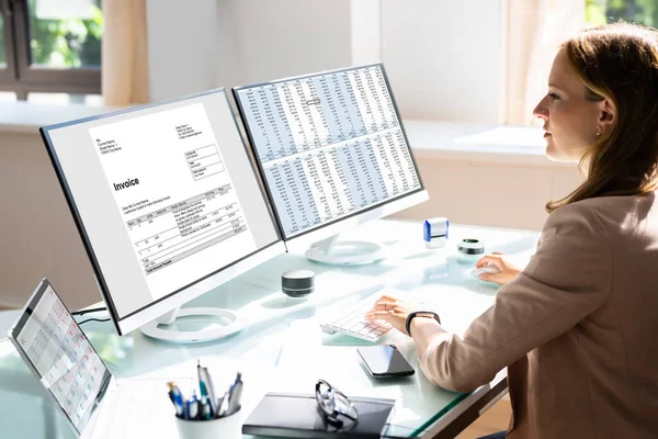 Spreadsheet Business Data Analyst Working Computer Monitor Screen — 스톡 사진
