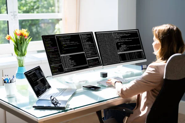 Programmatore Donna Che Codifica Sul Computer Ragazza Codificatore — Foto Stock