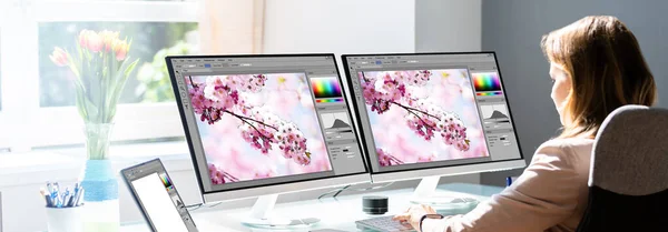 Žena Pracující Počítačových Monitorech Které Vytvářejí Grafický Web Design — Stock fotografie