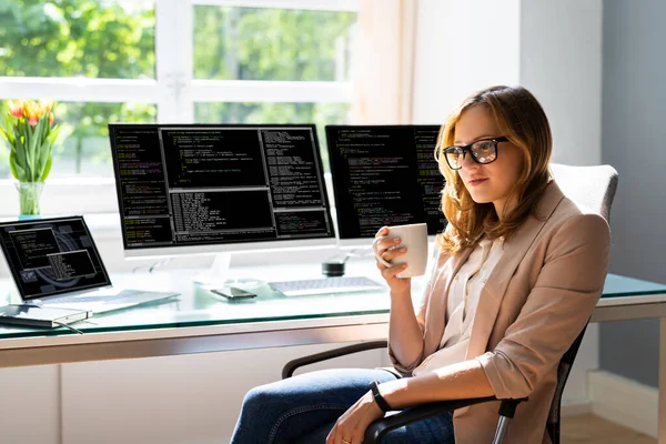 Προγραμματίστρια Γυναίκα Κωδικοποιεί Στον Υπολογιστή Κωδικοποιημένο Κορίτσι — Φωτογραφία Αρχείου