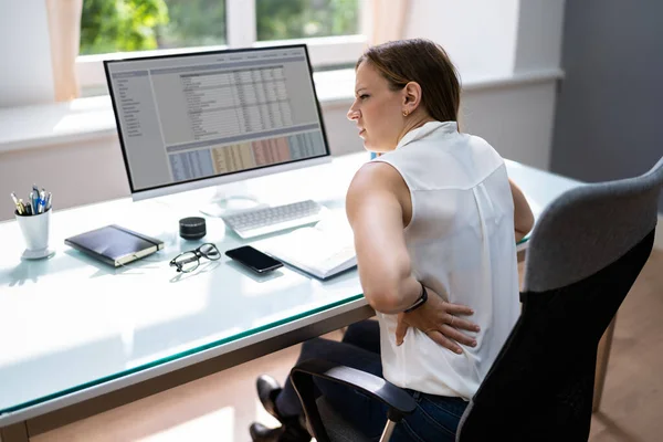 Ofis Bilgisayarında Sırt Ağrısı Kötü Duruş Stresi — Stok fotoğraf