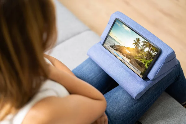 Mujer Watching Soap Opera Serie Tablet — Foto de Stock