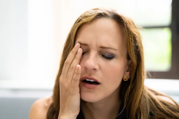 Dolore Agli Occhi Glaucoma Stanco Giovane Donna Vista — Foto Stock