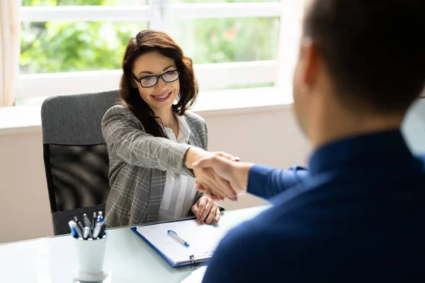 Vorstellungsgespräch Büro Personalvermittler Handschlag — Stockfoto