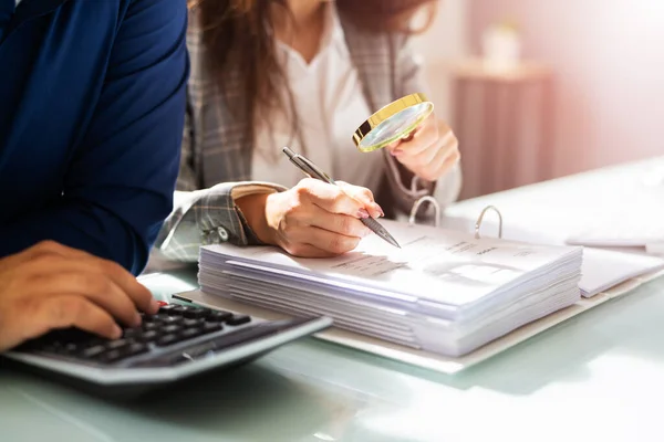 Finanční Výkaz Vyšetřování Podvodů Auditorem Účetní — Stock fotografie