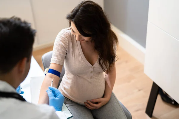 Förlossningsundersökning Läkare Dra Blodprov Från Gravida Kvinna — Stockfoto