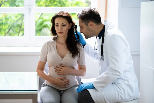 Médico Examinando Oído Paciente Embarazada Con Otoroscopio — Foto de Stock