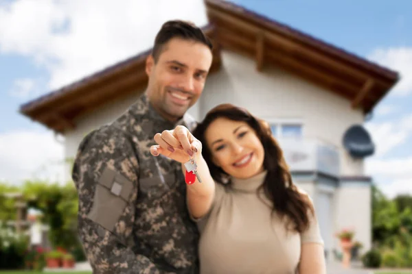 Happy Couple Holding Home Keys Hipoteca Inmobiliaria —  Fotos de Stock