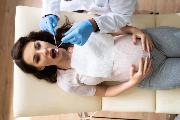 Tandarts Behandelen Tanden Van Jonge Zwangere Vrouw Patiënt Liggen Kliniek — Stockfoto