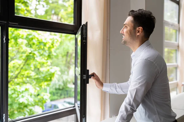 Frisse Lucht Uit Het Raam Zijaanzicht Van Mens — Stockfoto