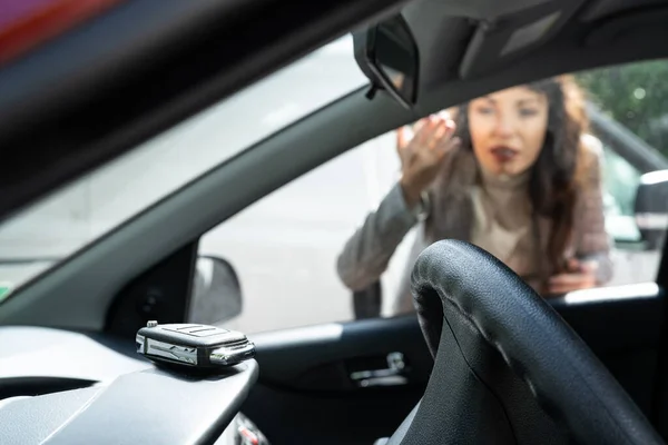 ロックされた車の中で彼女のキーを忘れた女性 — ストック写真