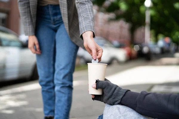 Aide Argent Pièce Pour Personne Mendiante Sur Rue — Photo