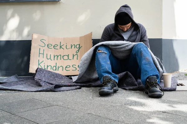 Vagabundo Solitario Pobre Hombre Con Cartón Buscando Amabilidad — Foto de Stock