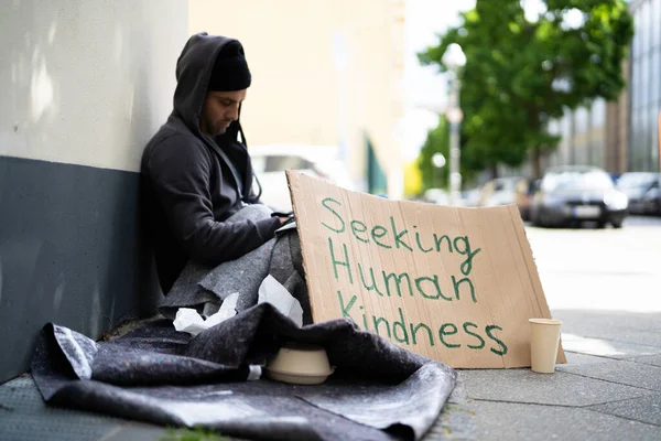 Vagabundo Solitario Pobre Hombre Con Cartón Buscando Amabilidad —  Fotos de Stock