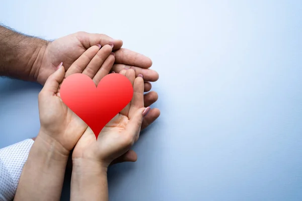 Romantisch Koppel Relatie Ziektekostenverzekering Hand Holding Hart — Stockfoto