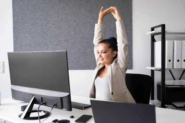 Office Desk Stretch Übungstraining Entspannte Stresspause — Stockfoto