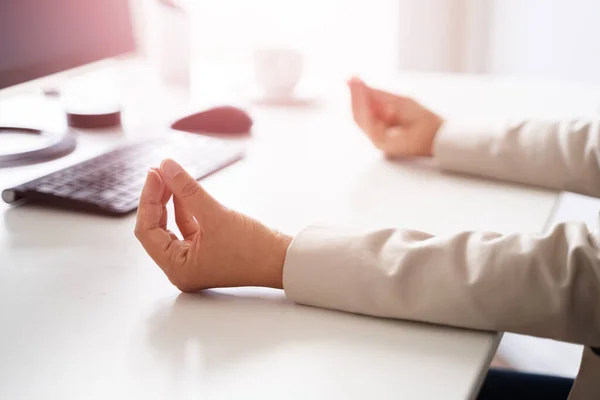 Esercizio Yoga Sano Nella Sedia Dell Ufficio Sul Posto Lavoro — Foto Stock