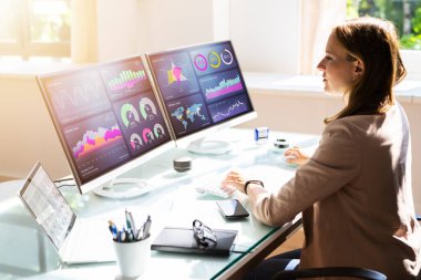 İş Veri Analizi Kontrol Paneline Bakan Analist Kadın