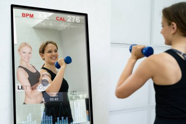Akıllı Ayna Çalışması ve Egzersiz Sınıfı. Spor Yapan Kadınlar