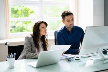 Ofis masasında toplantı ve tartışma. Özürlü Genç İşçi