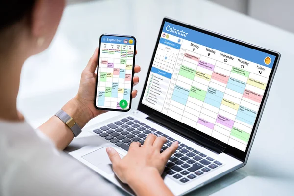 Executive Guardando Calendario Sul Computer Organizzare Orario Settimanale — Foto Stock