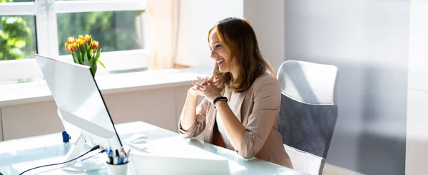 Corporate Support Service Agent Auf Dem Desktop Computer — Stockfoto