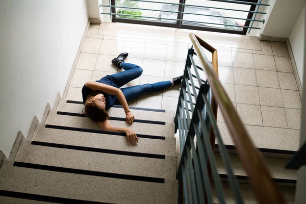 Ковзання Падіння Аварії Сходах Робітнича Жінка Впала — стокове фото