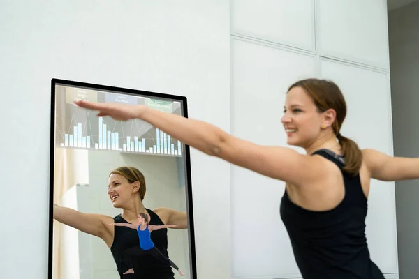 Espelho Inteligente Treino Classe Exercício Mulheres Fazendo Fitness — Fotografia de Stock