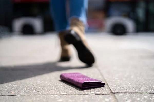 Woman Lost Personal Wallet Money Walking Street — Stock Photo, Image