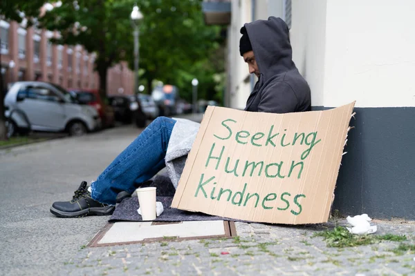 Hemlös Ensam Fattig Man Med Kartong Söker Vänlighet — Stockfoto