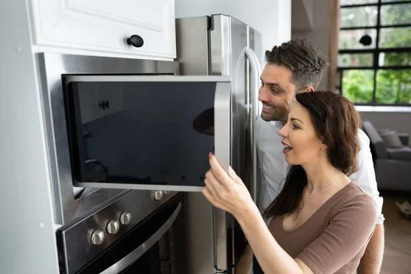 Horno Eléctrico Del Microondas Pareja Con Crédito Del Préstamo Del — Foto de Stock