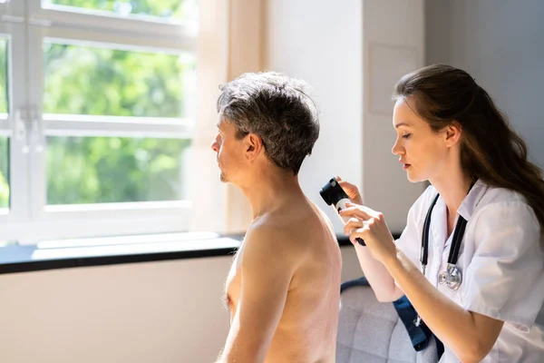 피부과 전문의 가피부 알레르기와 문제를 조사하다 — 스톡 사진