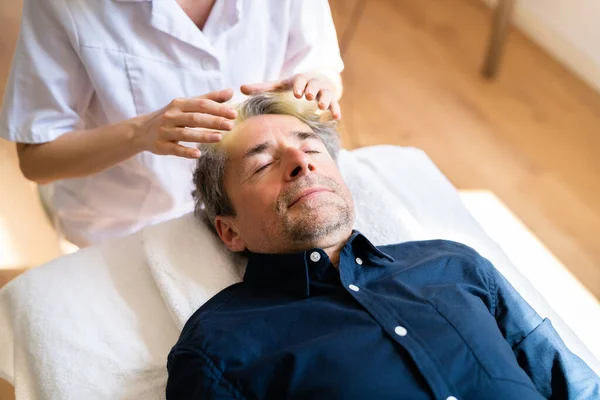 Reiki Terapie Alternativní Léčebné Masáže Pro Muže — Stock fotografie