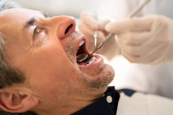 歯医者による歯科検診と歯科ケア — ストック写真