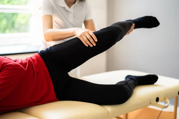 Fisioterapista Che Riabilitazione Della Coscia Massaggio Fisioterapico — Foto Stock