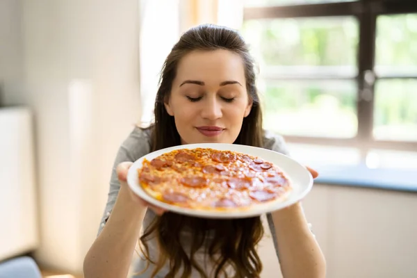 Clases Virtuales Cocina Línea Mujer Feliz Mostrando Pizza —  Fotos de Stock