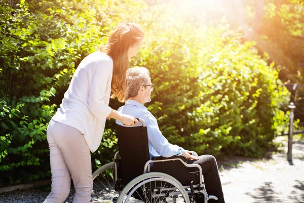 Opieka Nad Starszym Pacjentem Zewnątrz Starszy Mężczyzna Wózku Inwalidzkim — Zdjęcie stockowe