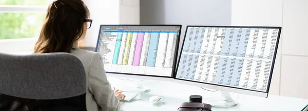 Tabulkový Analytik Zaměstnanec Používající Počítačové Monitory Pro Analýzu — Stock fotografie