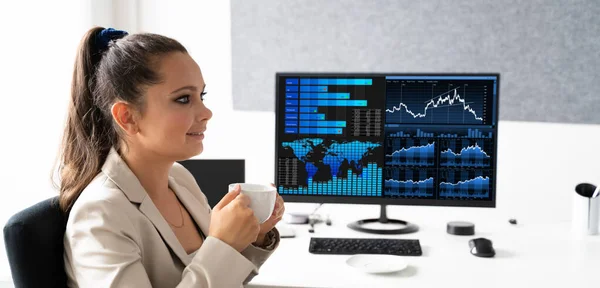 Analytiker Kvinna Tittar Affärsdata Analytics Dashboard — Stockfoto