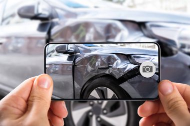 Akıllı telefondan araba kazasının fotoğrafını çekiyoruz.
