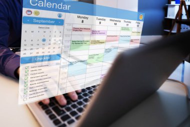 Yönetici bilgisayardaki takvime bakıyor. Haftalık Zamanlama Ayarlanıyor