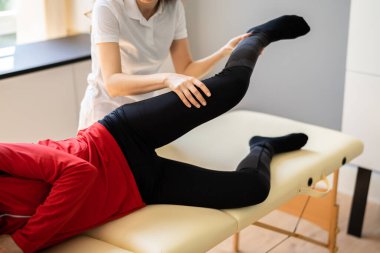 Fizyoterapist kalça rehabilitasyonu yapıyor Fizyoterapi Masajı