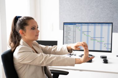 Ofis masası esneme egzersizi. Stres Molası Rahatlatılıyor