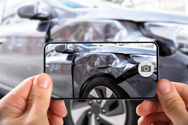 Akıllı Telefondan Araba Kazasının Fotoğrafını Çekiyoruz — Stok fotoğraf