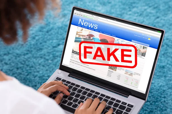 Kvinnan Läsa Falska Nyheter Online Tidningar Laptop — Stockfoto