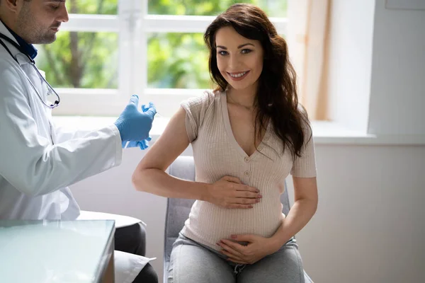 Dokter Maken Covid Vaccin Injectie Zwangere Vrouw Patiënt — Stockfoto