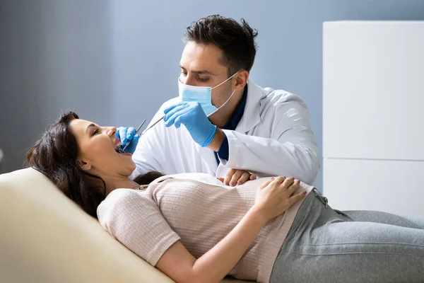 Dentista Tratando Los Dientes Mujer Embarazada Joven Paciente Mintiendo Clínica — Foto de Stock