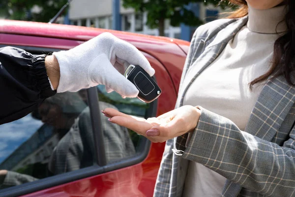 Valet Estacionamento Dando Chave Carro Para Mulher Jovem — Fotografia de Stock