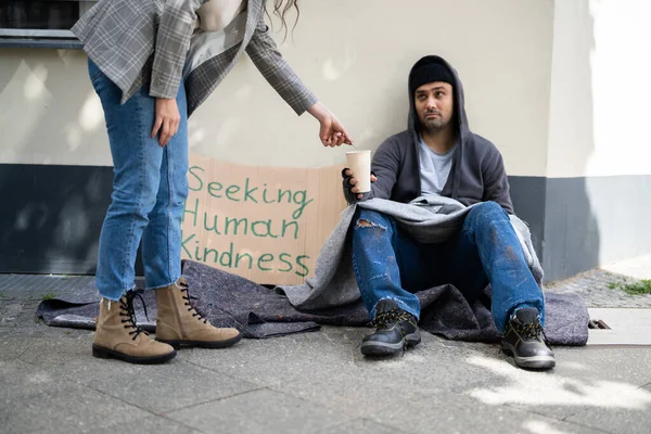 Münzgeld Hilft Bettler Auf Der Straße — Stockfoto